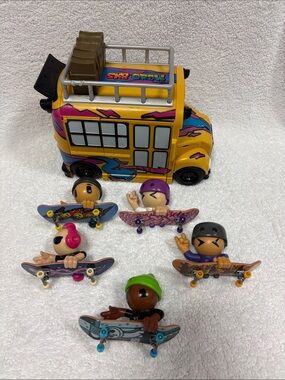 Spin master tech deck sk8  Skate Bus Playset with 5 Skateboard Figures